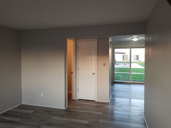 Building Photo - Townhouse located within walking distance ...