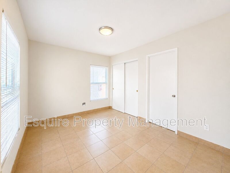 Building Photo - 1263 S Oxnard Blvd