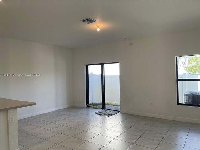 Foto del edificio - 600 SW 12th St