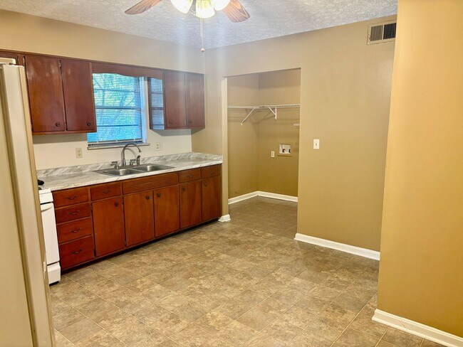 Building Photo - 3 bedroom home for rent