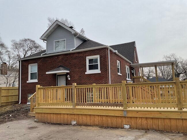 Foto del edificio - 14846 Woodlawn Ave