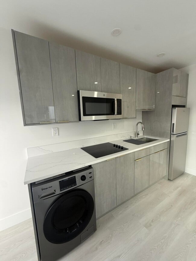 Building Photo - 5909 S Dixie Hwy