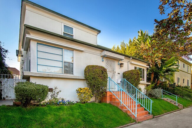Building Photo - 453 S Doheny Dr