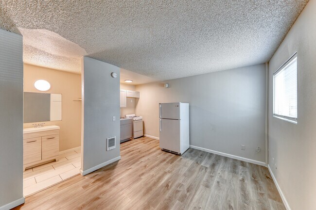 Building Photo - 2433 Clifford Ave