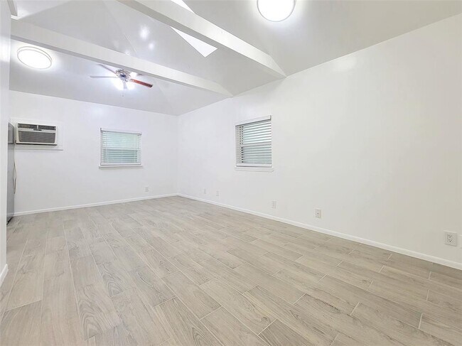 Foto del edificio - 1014 1/2 E 38th St