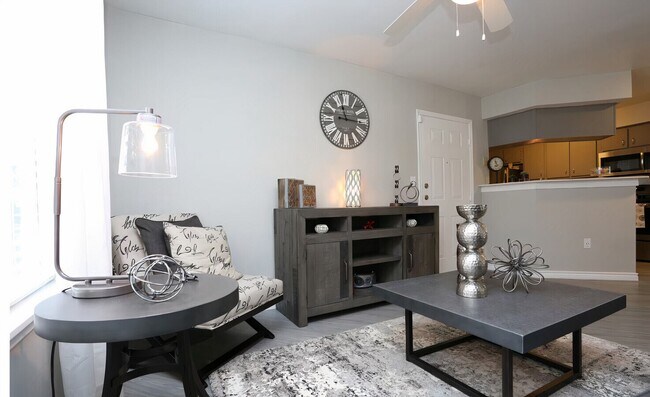 Foto del edificio - Bright, Modern & Move In Special!