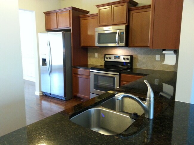 Building Photo - 3 Bedroom Townhome Available For Rent!
