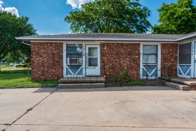 Building Photo - 1318 E Peach Ave