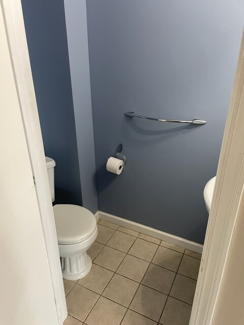 1st floor 1/2 bathroom - 4066 Oneida St