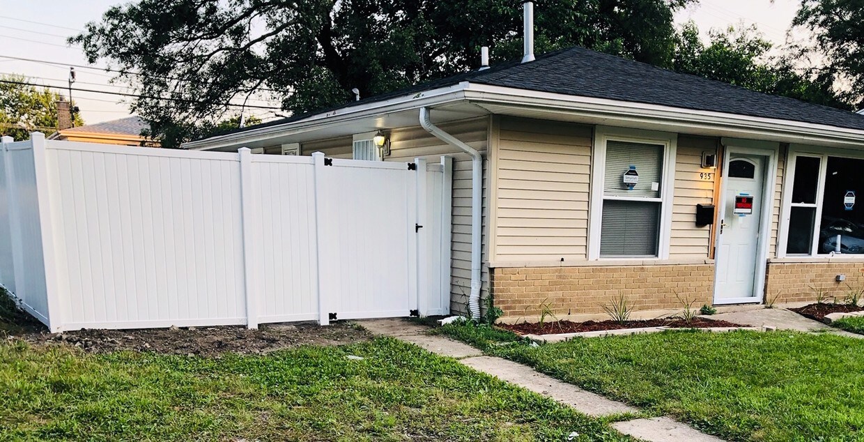 Primary Photo - 935 W 114th Pl