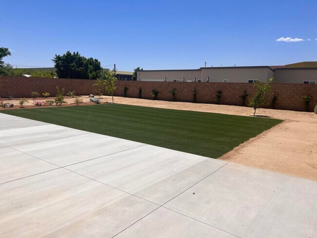 Foto del edificio - 67105 Mission Dr