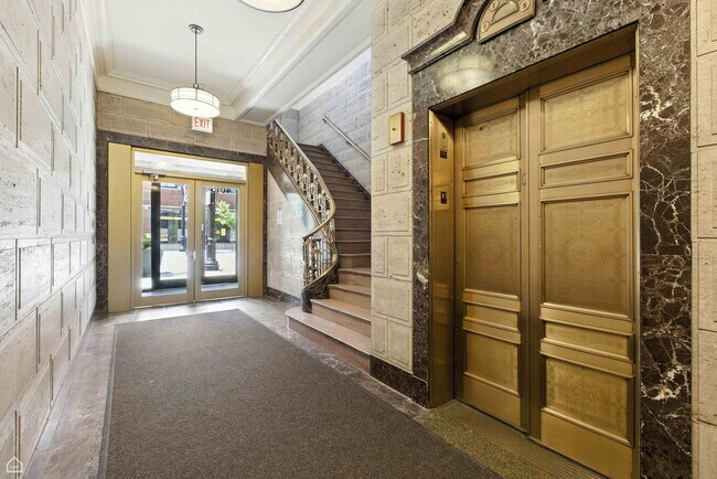 Foto del edificio - 4015 N Milwaukee Ave