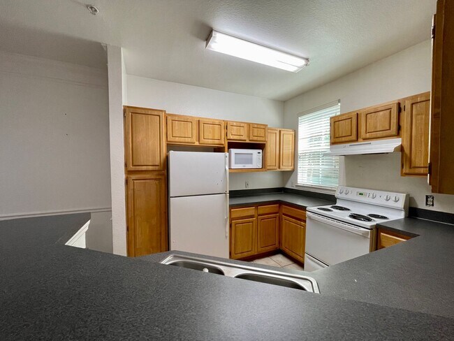 Foto del edificio - GREAT LOCATION!  SPACIOUS 3 BEDROOM 2 BATH...