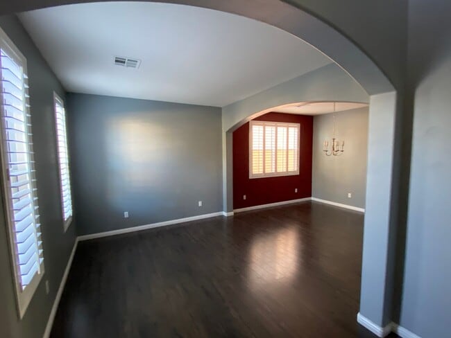 Building Photo - Gorgeous 4Bed/2.5Bath, 2-Story Home nestled in a great area!