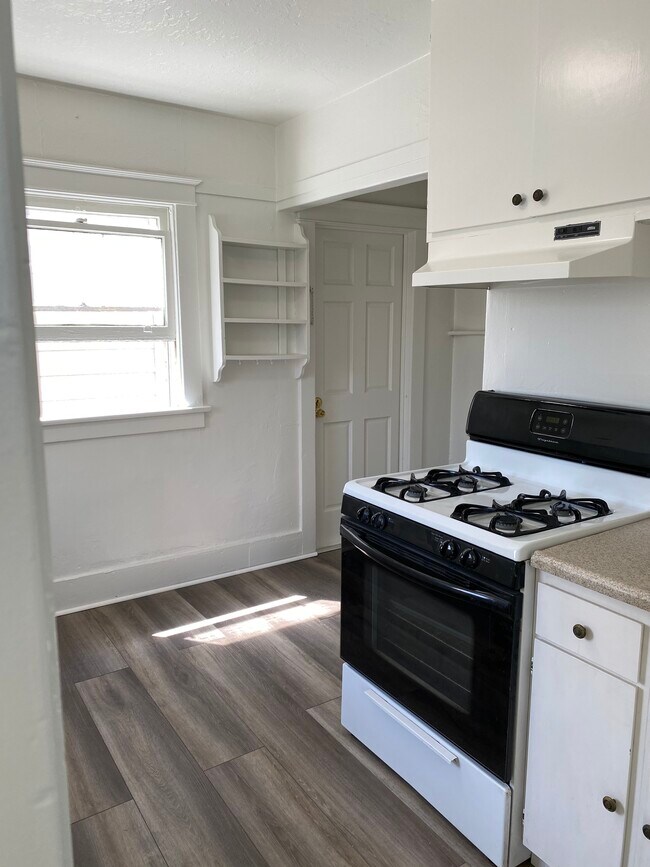Kitchen - 831 N Zeyn St