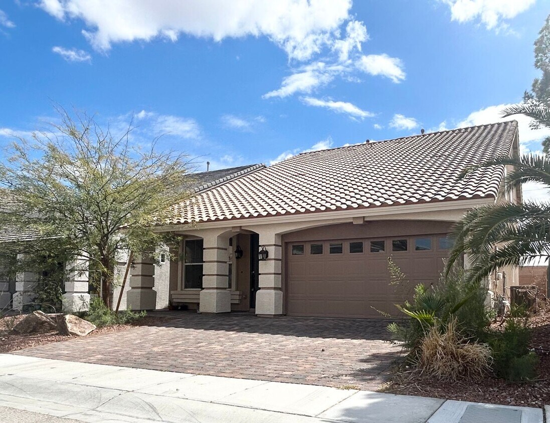 Primary Photo - **Beautiful 3 Bedroom 3 1/2 Bath Home in d...