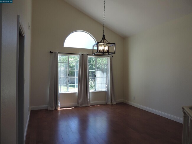 Foto del edificio - 2190 Canyon Crest Ave