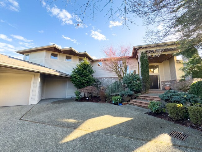 Building Photo - 4bd/4ba Bellevue Home