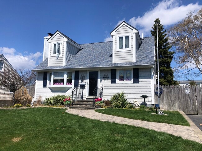 Building Photo - 323 Edelweiss Rd