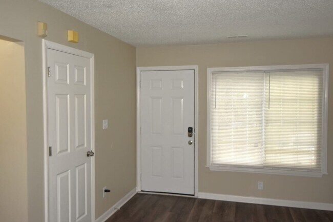Building Photo - 10 Edgemont Ln