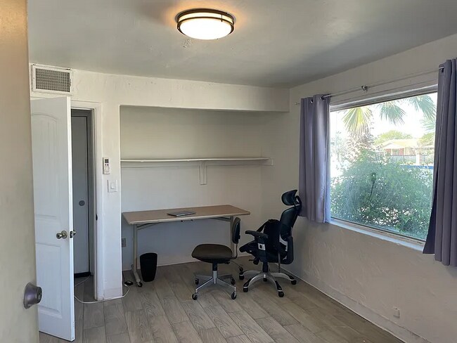 Foto del edificio - 902 E Prince Rd