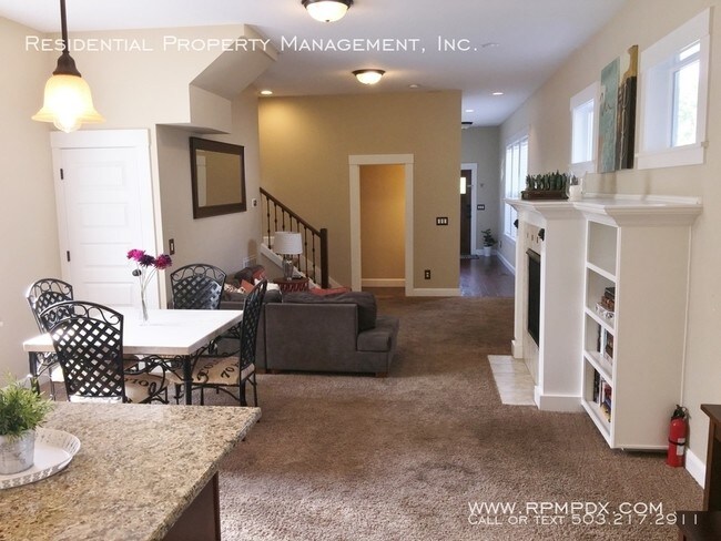 Foto del edificio - NE Woodlawn Neighborhood 2 Story Home!