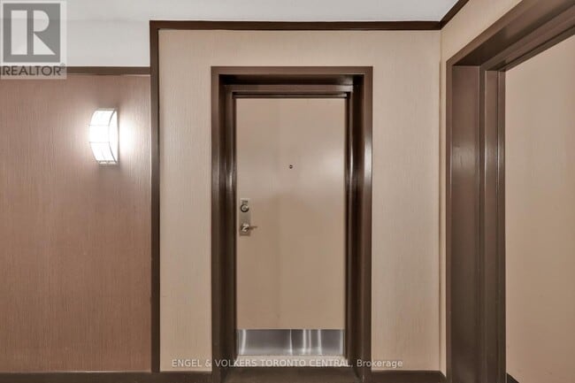 Photo du bâtiment - 77 Harbour Square