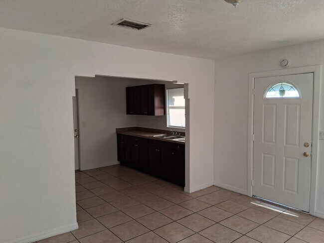 Building Photo - 3 Bed Home for Rent!