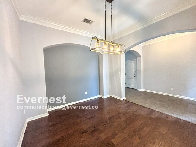 Building Photo - 4-Bedroom Home with Modern Amenities and C...