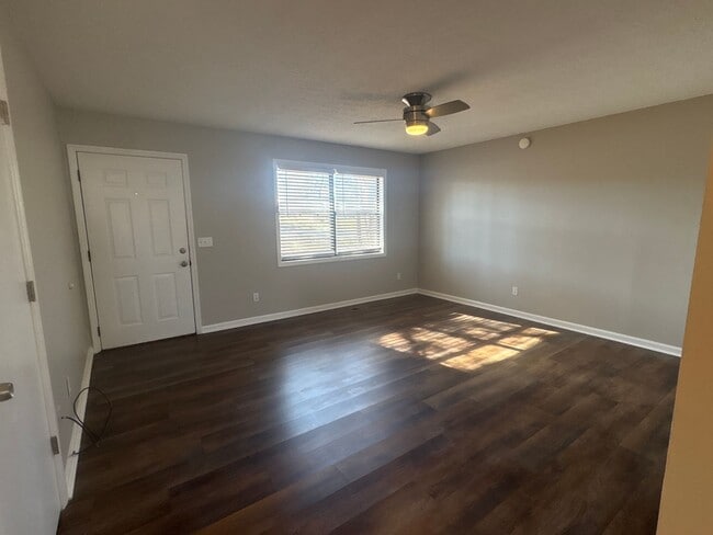 Foto del edificio - $500 OFF 1st FULL MONTHS RENT...Renovated 2 Bedroom Duplex in Manchester