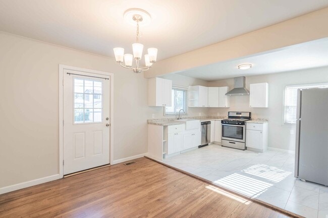 Building Photo - 4 bed/ 2 bath! Prime Location near Brooksi...