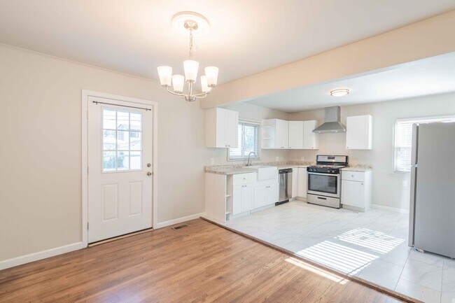 Foto del edificio - 4 bed/ 2 bath! Prime Location near Brooksi...