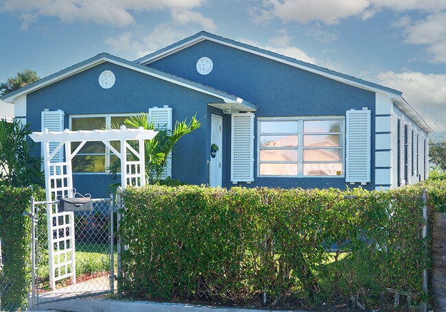 Adorable Lake Worth house, tons of charm! - 126 S E St