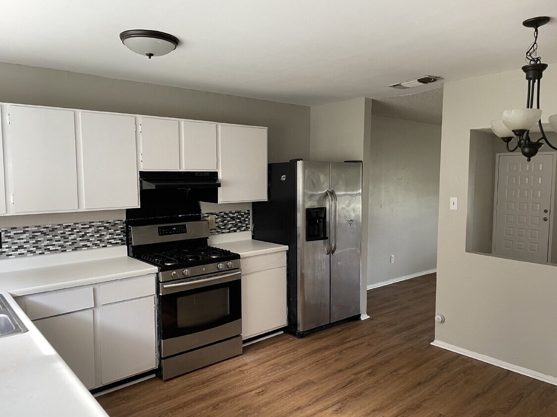 Foto principal - Gorgeous 3 bedroom, 2 bedroom with garage ...