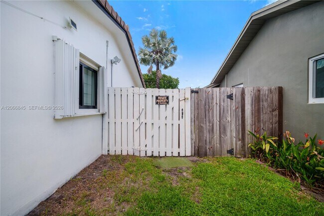 Foto del edificio - 4241 NW 9th Ct