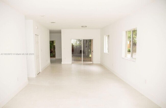 Building Photo - 273 SE 32nd Ave