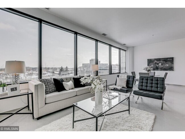 Building Photo - 5601 Smetana Dr
