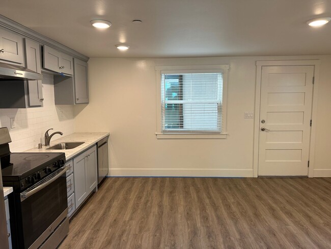 Building Photo - 305 U St