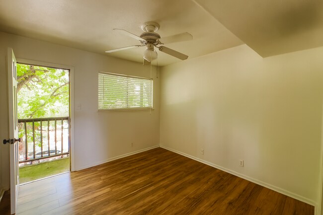 Foto del edificio - 1010 W 23rd St