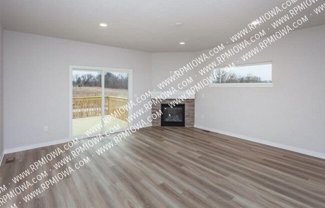 Building Photo - CHARMING TOWNHOME! 3 Bedrooms and 3 Bathro...