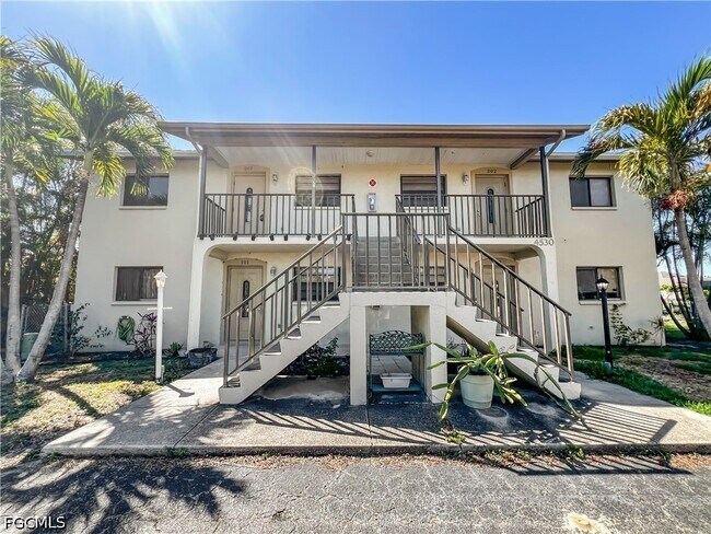 Building Photo - 4530 SW 10th Ave