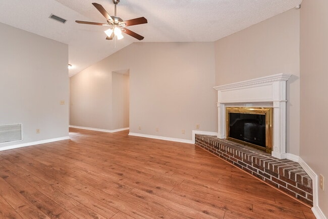 Foto del edificio - 3016 Bridgeview Dr