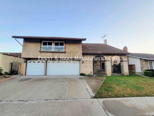Building Photo - Beautifully Updated 4 Bedroom 2.5 Bath Spa...