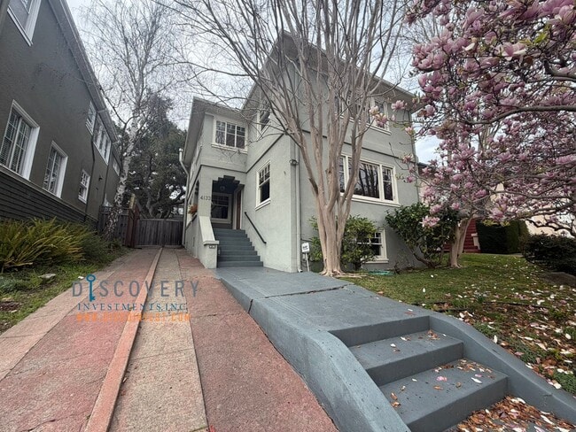 Foto del edificio - Lakeshore Craftsman with Detached Cottage and Versatile Bonus Rooms