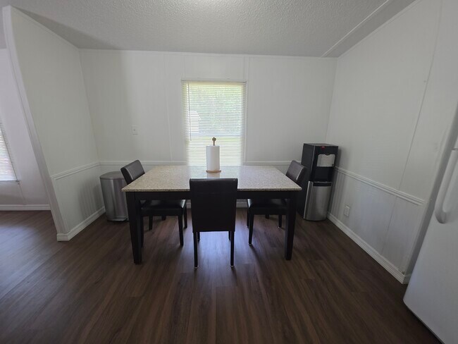 Foto del edificio - 2160 Milrose Dr