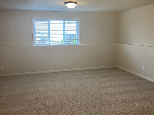 Building Photo - 4 Bed 3 Bath Single Family Home