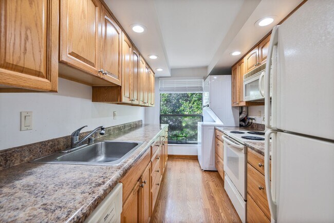 Building Photo - Top-Floor Magnolia Condo (brand-new wooden...