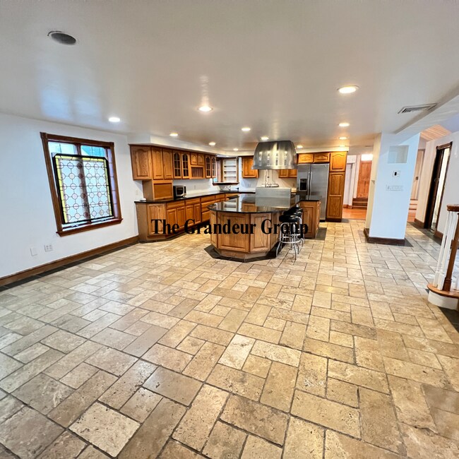 Building Photo - 23 Forest St