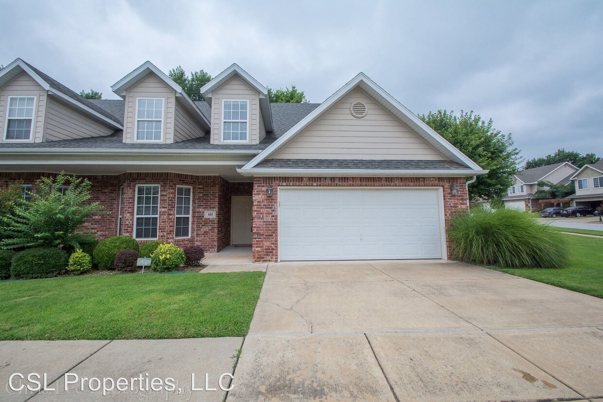 Foto principal - 487 S Pierremont Dr