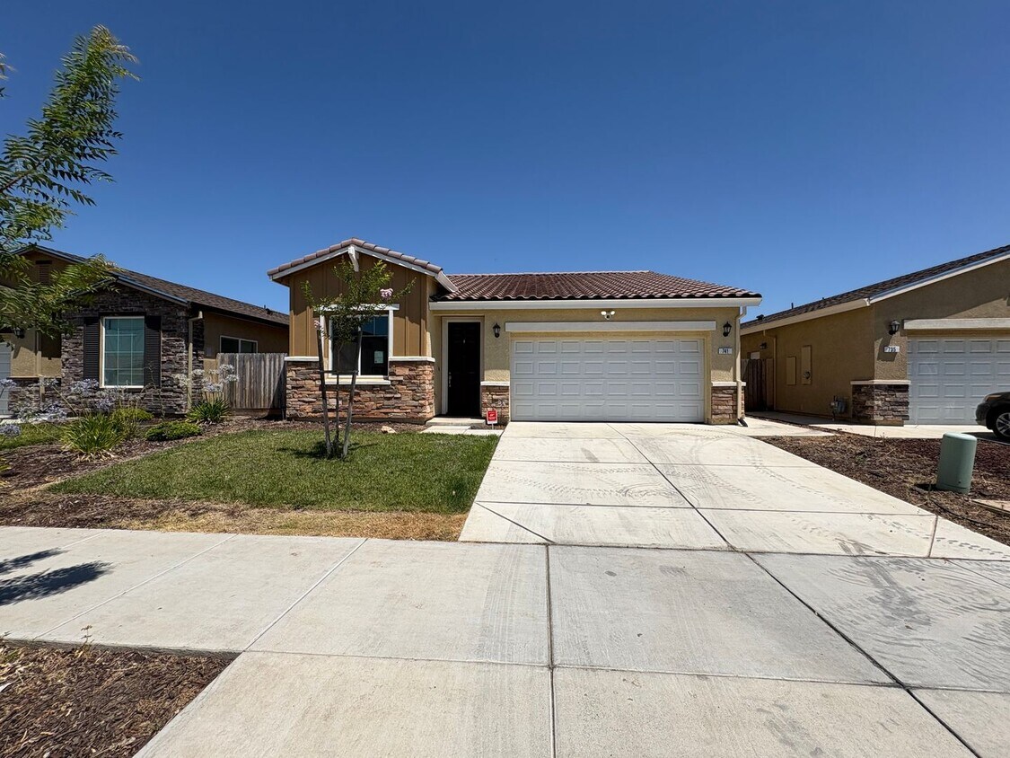 Foto principal - Beautiful Single Story Home Ready To Be Ca...